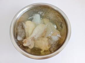 煮好的鸡腿放入冰水中浸泡10分钟，让鸡腿肉更加紧致Q弹。