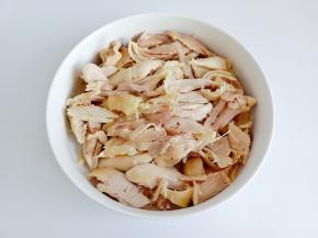 把鸡腿肉手撕成小块备用。