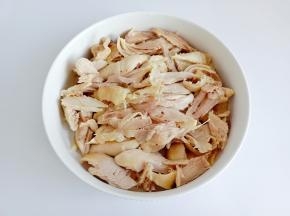 把鸡腿肉手撕成小块备用。