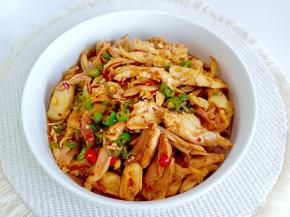 淋上料汁即可，香辣开胃，巨好吃！