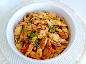 淋上料汁即可，香辣开胃，巨好吃！