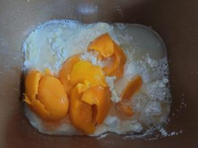 面包机内放入面粉、牛奶、鸡蛋、芒果肉，盐和糖对角放，中间挖个洞放入酵母。启动面包机揉面程序15分钟。