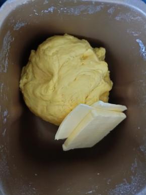 加入黄油，继续揉15分钟。