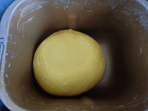 揉好后放面包机内室温发酵，温度28度，一小时左右，用手指沾面粉戳个洞不回缩不塌馅即可。。