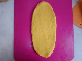 松弛好的面团擀成舌状。