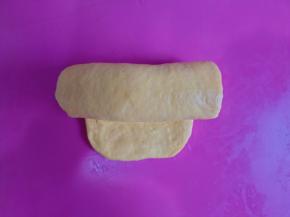 从上往下卷起来。