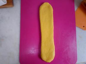 压扁，再次檊开擀长。