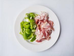 青椒培根切小块。