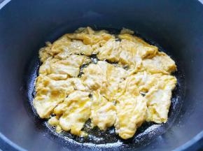 鸡蛋煎熟铲碎盛出备用。