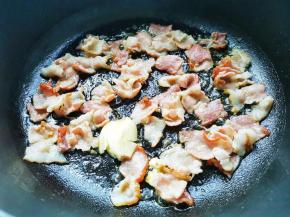 另起锅热油，加入培根煎熟。