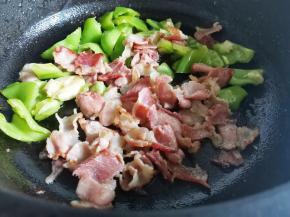 加入青椒炒熟，