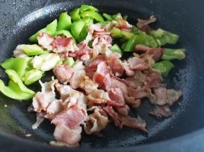 加入青椒炒熟，