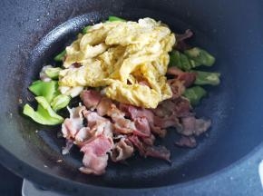 放入鸡蛋，