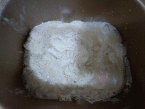 这是两个吐司的量，做一个的话减半。
面包机内放入面粉、鸡蛋、水，盐和糖对角放，中间挖个洞放入酵母。启动面包机揉面程序15分钟。