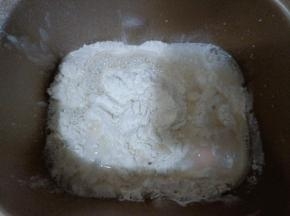 这是两个吐司的量，做一个的话减半。
面包机内放入面粉、鸡蛋、水，盐和糖对角放，中间挖个洞放入酵母。启动面包机揉面程序15分钟。