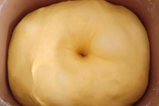 揉好放在面包桶发酵，28度1小时左右。用手指沾面粉，戳个洞不回缩即可。将面团排气后松弛10分钟。