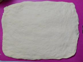将面团擀成大的长方形。