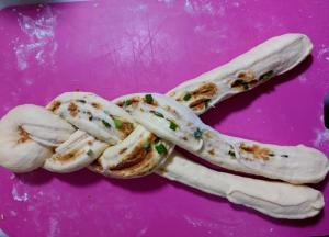 有肉松的面尽量朝上，像编辫子一样编起来。