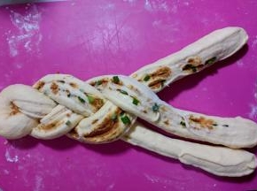 有肉松的面尽量朝上，像编辫子一样编起来。