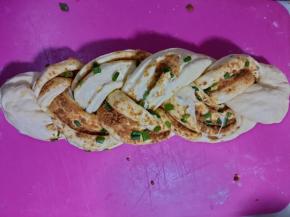 编好后两头吵背后卷起。