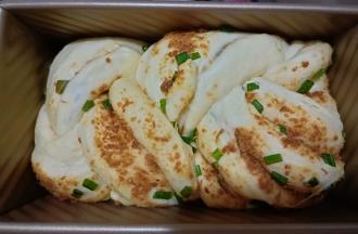 将中间辫子的部分朝上放入模具，在烤箱进行二发，里面放一碗温水保湿。发酵至模具八分满，不该盖子，入烤箱上火160，下火180中下层烤42分钟。