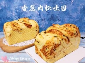 两个吐司盒不要靠太近，保持一些距离。
