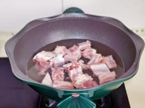 排骨洗净冷水下锅，烧开煮3分钟，捞出过冷水。