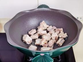 起油锅加入排骨煸炒。