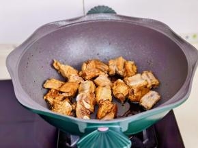 小火翻炒两分钟。