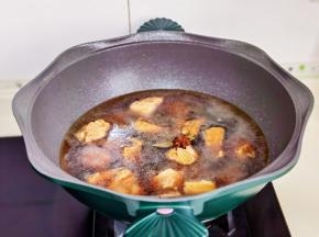 加入清水。八角，香叶，葱姜蒜，冰糖，盖上盖子烧开，转小火炖35分钟。