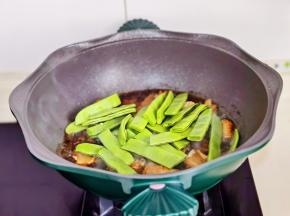加入洗净的豆角，再炖18分钟。