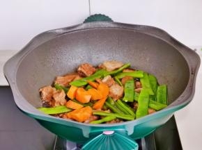 加入胡萝卜，按个人口味加盐调味煮5分钟。