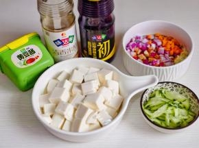 准备食材，豆腐切小块，所有食材切好。