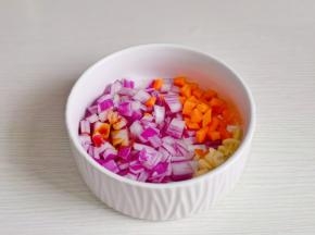 洋葱丁，胡萝卜丁，蒜末放入碗中。