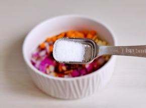 按个人口味加入盐。