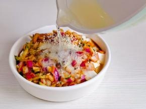 淋在豆腐抢，浇上热油。