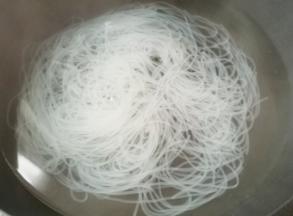 粉丝放入锅中煮熟捞出过凉水。