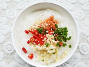 1勺蒜蓉+1勺葱花+1勺辣椒粉+1勺熟芝麻放入粉丝中，