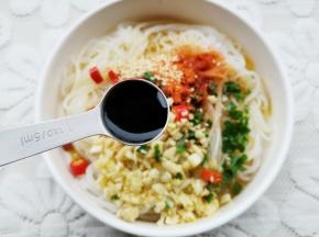 再加2勺生抽、