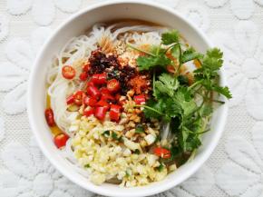 1勺蚝油、半勺盐、半勺白糖搅拌均匀。