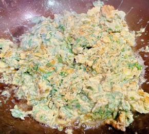 白蒿炒蛋炒至完全变色定型即可切记时间不宜炒至过长影响口感