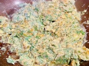 白蒿炒蛋炒至完全变色定型即可切记时间不宜炒至过长影响口感