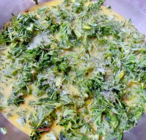 简单搅拌一下放入调味料盐和味精