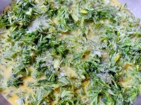 简单搅拌一下放入调味料盐和味精