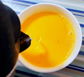 鸡蛋打散添加少许凉白开水搅拌均匀这样炒出来的鸡蛋更加细腻