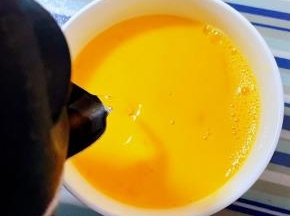 鸡蛋打散添加少许凉白开水搅拌均匀这样炒出来的鸡蛋更加细腻