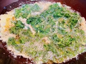 锅中倒入底油加热再倒入搅拌好的蛋液白蒿大火炒至微微定型即可轻轻翻动