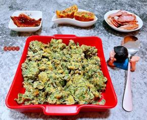 鲜美可口的白蒿炒蛋装入盘中再搭配蒲烧鳗鱼香肠和月饼一起吃太棒了