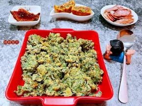 鲜美可口的白蒿炒蛋装入盘中再搭配蒲烧鳗鱼香肠和月饼一起吃太棒了