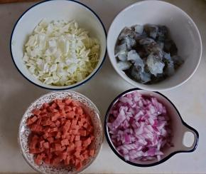 包菜、火腿肠、虾、洋葱切碎备用。
